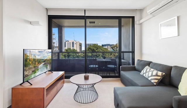 Central 1-Bed Apartment with Secure Parking in Carlton