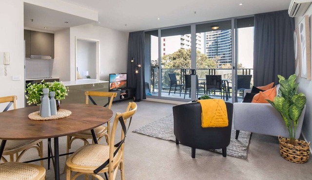 Central 1-Bed with Parking, BBQ in Canberra