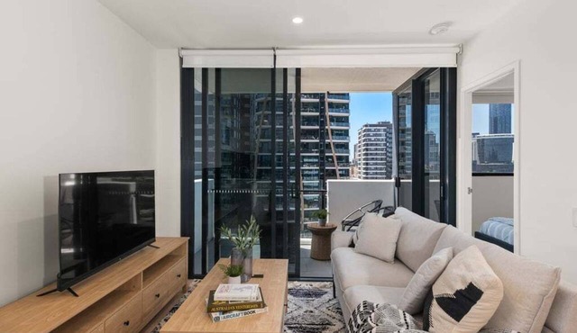Central 2BR Gem | Modern Comfort City & River View in Brisbane