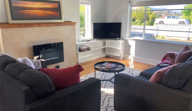Centrally located! 6 mins to city. Cozy Art Deco renovated family- size house. in Lenah Valley