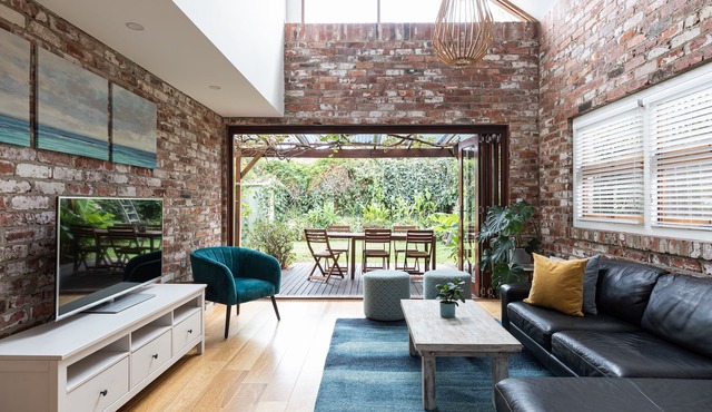 Character Loft House- walk to the beach and cafes in South Fremantle