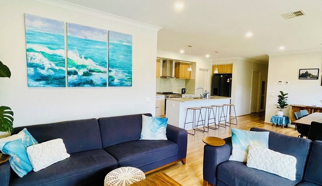 Charming 4-bedroom house with WiFi and AC in enjoyable Werribee in Werribee