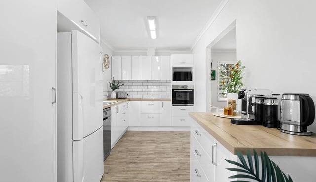 Charming 5-Bed Coastal Escape in Maroochydore in Maroochydore