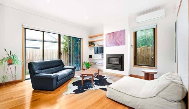 Charming Double Brick Brunswick Bungalow for 4 in Brunswick
