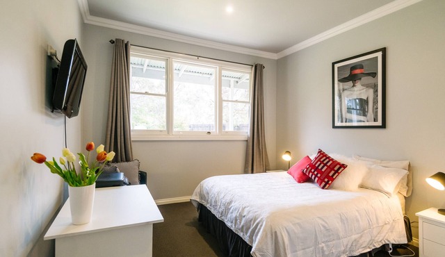 Charming light filled cottage 15mins out of Bendigo on large block. in Longlea