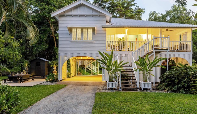 Charming Queenslander surrounded by Rainforest in Mowbray