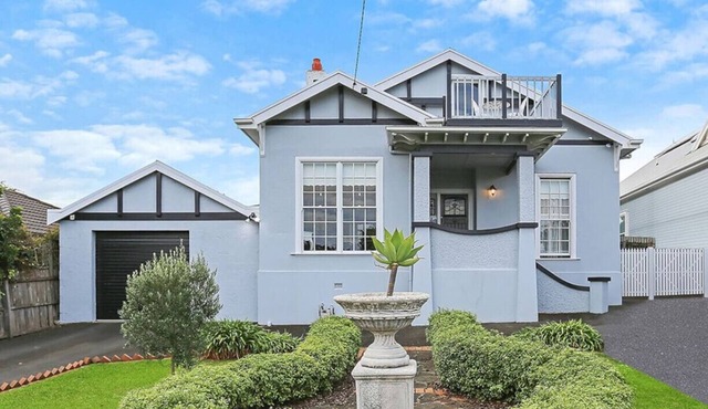 Charming spacious home with bay views close to CBD in Warrnambool