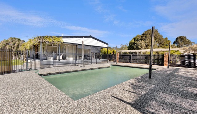 Chenu Lakeside Homestead: Your Perfect Holiday Retreat in Eagle Point