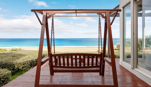 Chocolate Gannets - Seafront Villa with full ocean views, 50meters from beach in Apollo Bay