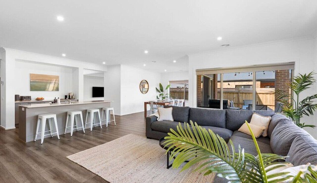 City & Surf Getaway - Luxe, Spacious, Sleeps 12 in Armstrong Creek