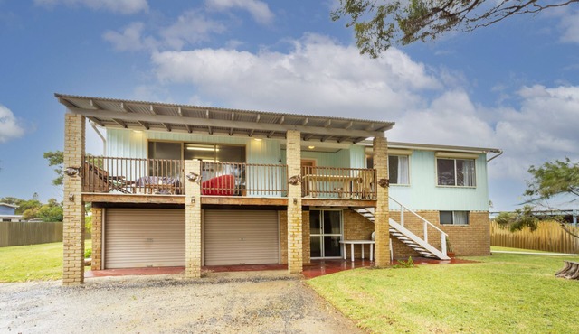 Classic Lancelin split level 70s beach house with ocean views, sleeps 8 in Lancelin