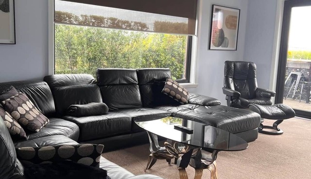Clean and modern with mountain views in Howrah