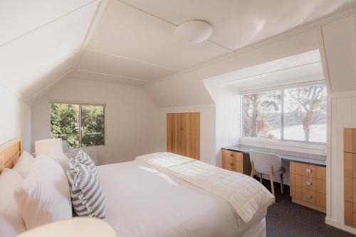 Cliff-Top Retreat Ocean Views in Spring Beach