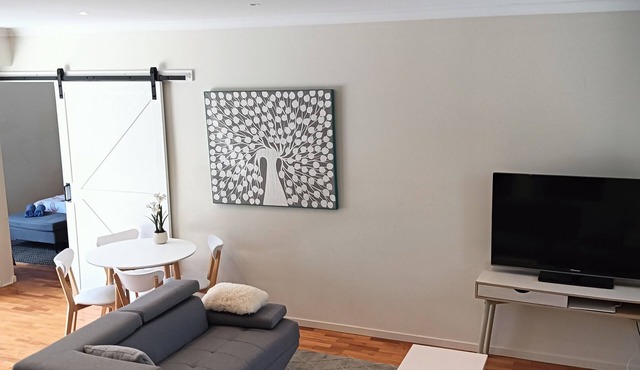 Coastal charm, spacious townhouse Ideal for families or groups of up to 8 in Aspendale