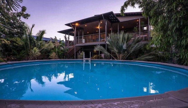 COCONUTS - Absolute Beachfront home in Hydeaway Bay in Hideaway Bay