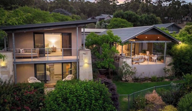 Cohala—Luxe Hillside Retreat with Theatre & Garden in Yallingup