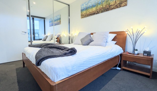 Comfortable and modern 1bedroom with parking, wifi, close to the city in Lyneham