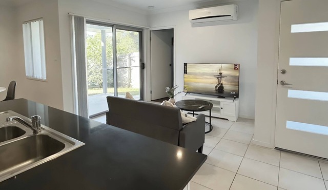 Comfortable modern 3-bedroom house near Westfield | Garage and air conditioning in Coomera