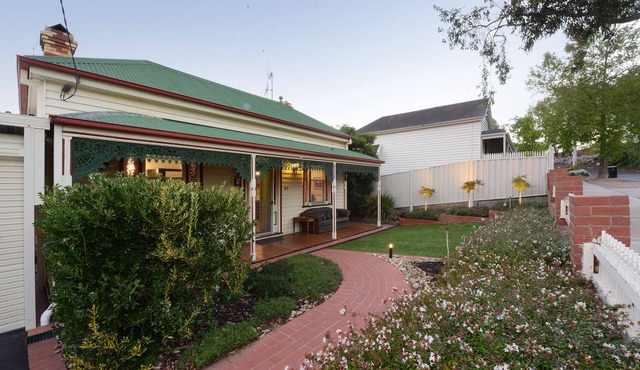 Comfy, 5 Bedroom, 3 Bathroom Period Home in the centre of town with EV Charger. in Bendigo