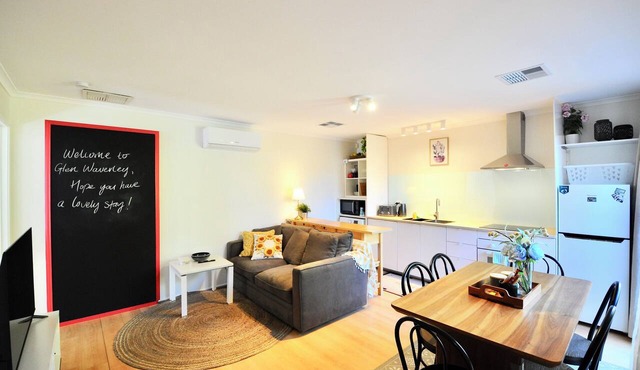 Comfy unit on a quiet low traffic street. Brand new kitchen, central in Melb S/E in Glen Waverley