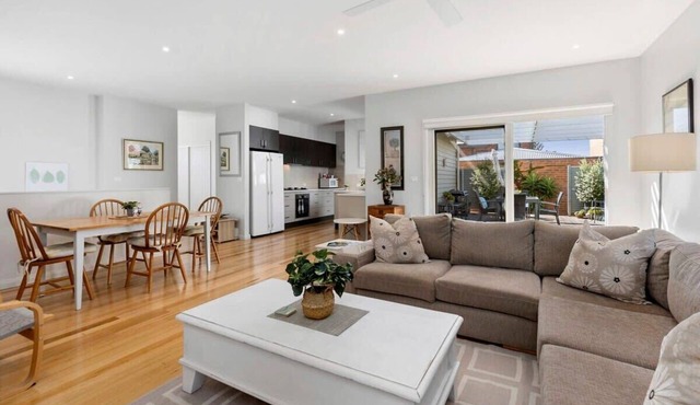 Contemporary Edgewater Oasis Short Walk to Beach in Queenscliff
