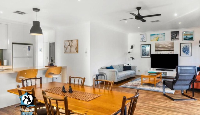 Contemporary Lakeside Stunner 3 bedrooms and jetty in Encounter Bay