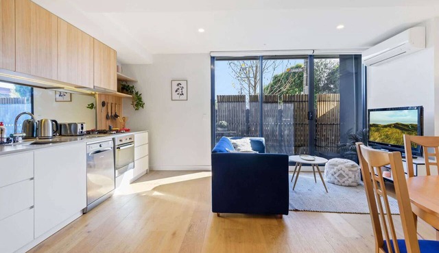 Cosy 1-Bed with Private Balcony By Showgrounds in Ascot Vale