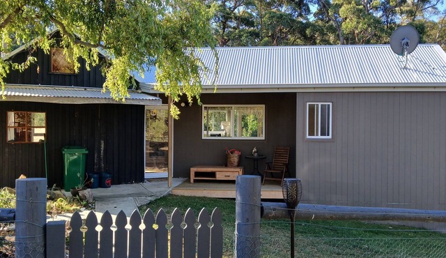 cosy cottage with wood heater, surrounded by bushland in Middleton