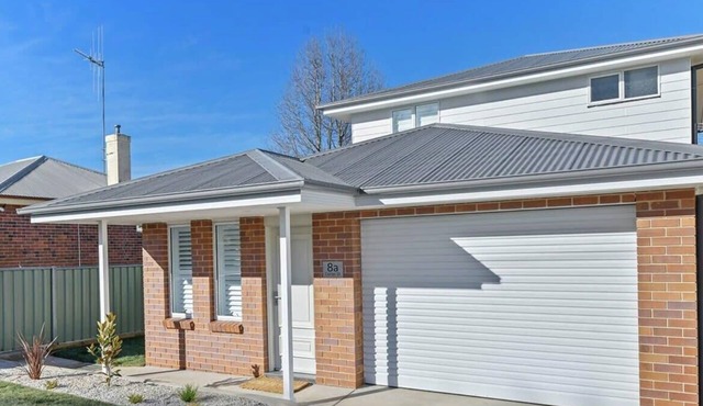 Cosy on Curran | CBD Escape, EV Plug, Firepit in Orange
