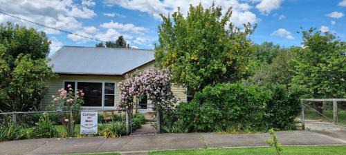 Cottage on Main in Buchan