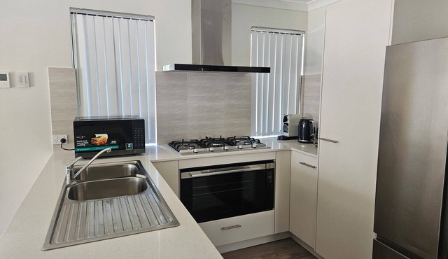 Cozy and Compact 4-bedroom house with WiFi, AC in charming Rivergums Baldivis in Baldivis