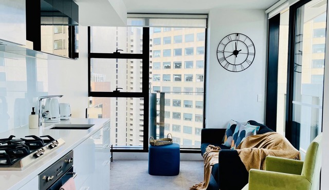 Cozy unit close to Parliament w/Amazing City Views in Melbourne