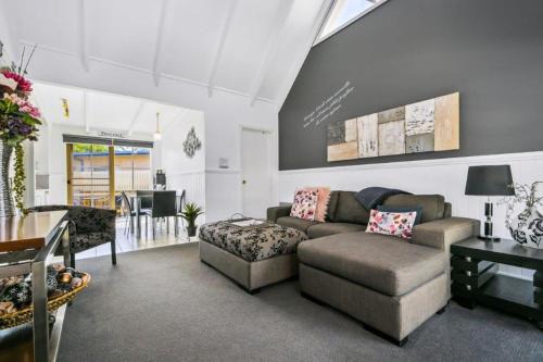 Creek Cottage Bed and Breakfast Traralgon in Traralgon
