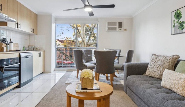 Crows Nest Studio | Balcony, Bath & City Access in Crows Nest