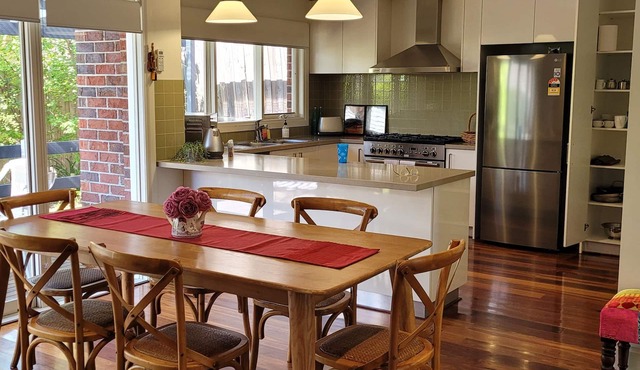 Custom designed spacious luxury home with modern amenities in Kew, 7km to city. in Kew