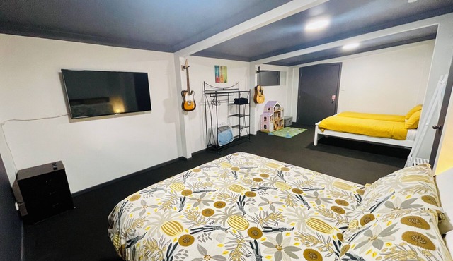 Cute little Ex-Recording studio turned guesthouse. Central & family friendly! in Kuluin