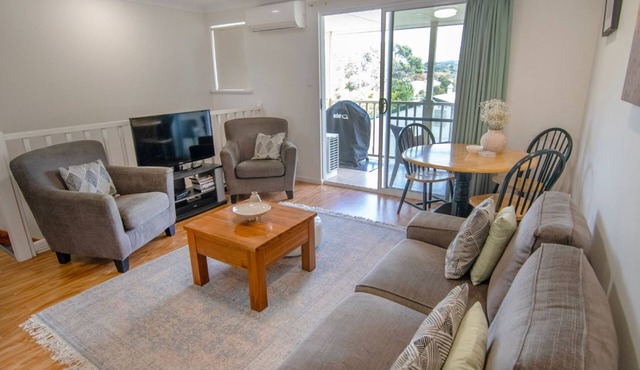 Cute upstairs 2 bedroom apartment perfect for short stays while visiting Albany in MIRA MAR