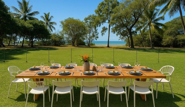 Da White Beachfront House Entertainer near Palm Cove Cairns in Kewarra Beach