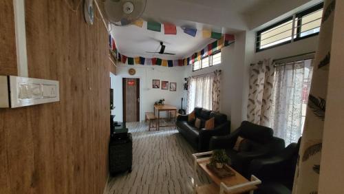 Dekachang Homestay 2BHK - Walk to Apollo Hospital - AC WiFi Kitchen