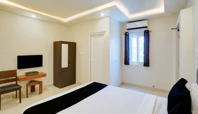 Deluxe Aarunya Residency And Banquets