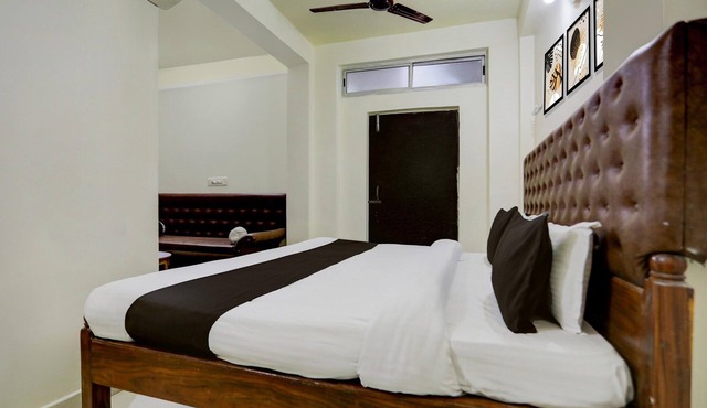 Deluxe Hotel Home Town