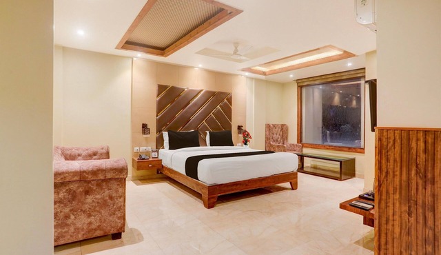 Deluxe the Golden Crown Hotel