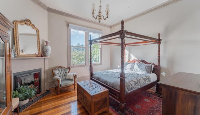 Derby Bank House- Heritage listed two bedroom old school B&B suite or a self contained cabin in Derby