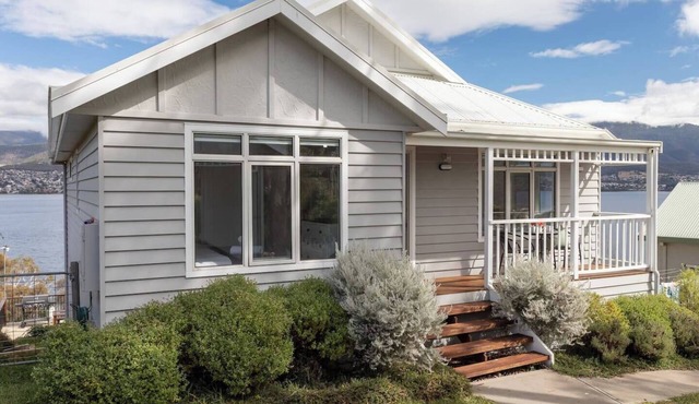 Derwent River Cottage Tranquil Waterfront Living in Otago