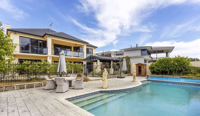 Direct access to the Swan River, pool & theatre room. Free WIFI and parking. in Ascot