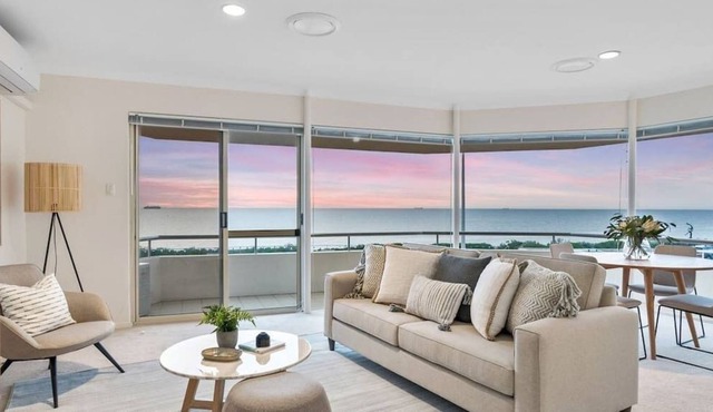 Direct ocean front house! Free WIFI and parking. in Cottesloe