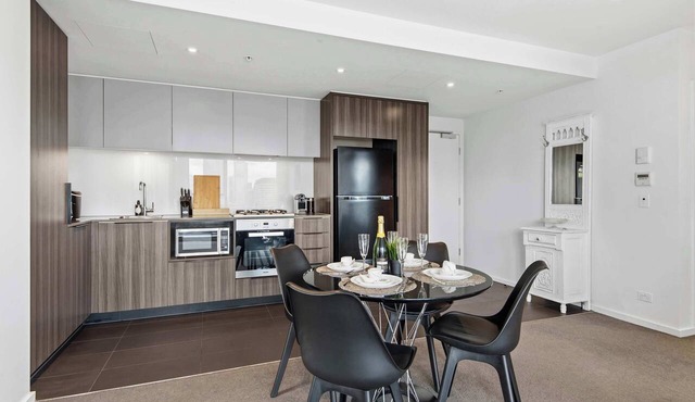 Docklands City Views | Near CBD & MCG with Pool & Gym in Docklands