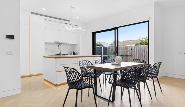 Domi Rentals - The Cheltenham Southland House in Cheltenham