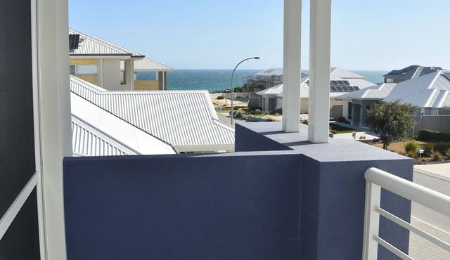 Double Storey House with Ocean Views, 5 minute walk to beach in Yanchep