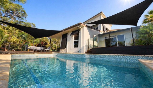 Dreamworld Home with Pool, BBQ, WI-FI and Backyard in Oxenford